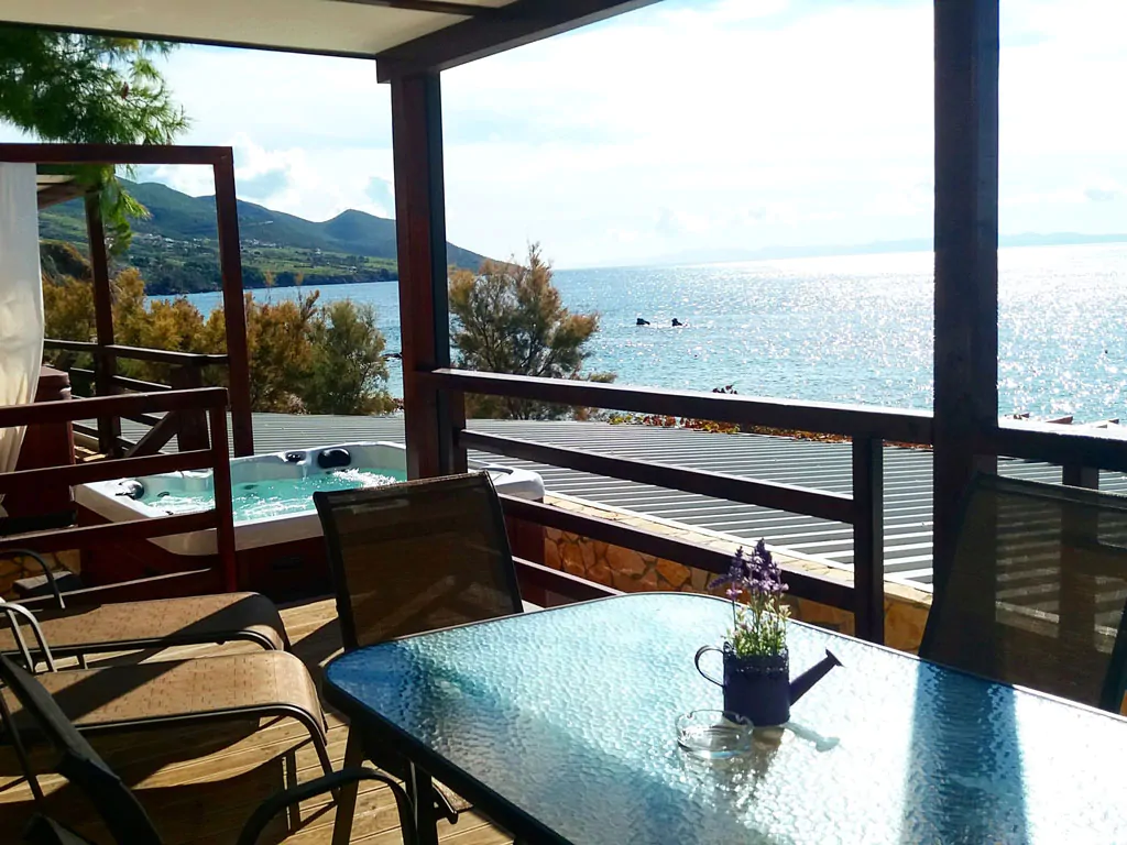 campsite-lavanda-mobile-home-deluxe-sea-with-whirlpool-exterior-terrace-whirlpool-view-2
