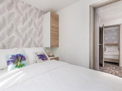 campsite-lavanda-mobile-home-deluxe-sea-with-whirlpool-interior-bedroom-double-bed-2