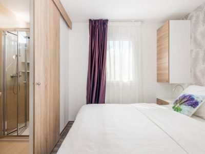 campsite-lavanda-mobile-home-deluxe-sea-with-whirlpool-interior-bedroom-double-bed-view