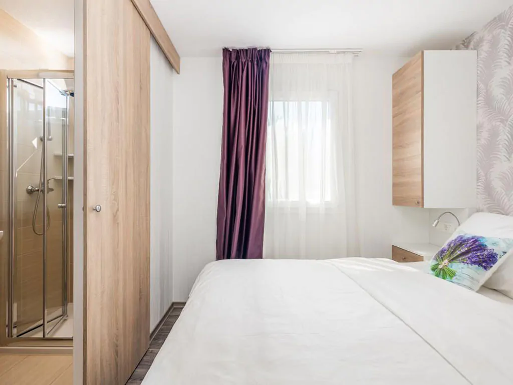 campsite-lavanda-mobile-home-deluxe-sea-with-whirlpool-interior-bedroom-double-bed-view