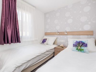 campsite-lavanda-mobile-home-deluxe-sea-with-whirlpool-interior-bedroom-single-beds-2