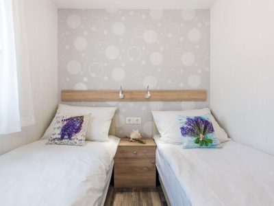 campsite-lavanda-mobile-home-deluxe-sea-with-whirlpool-interior-bedroom-single-beds-view-2