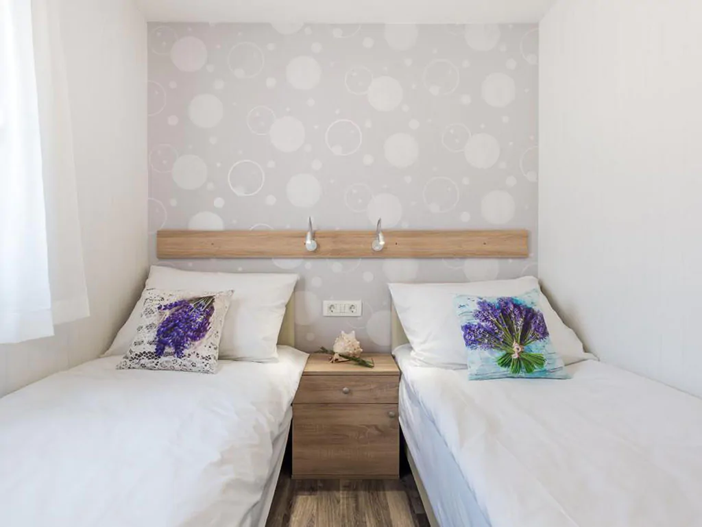 campsite-lavanda-mobile-home-deluxe-sea-with-whirlpool-interior-bedroom-single-beds-view-2