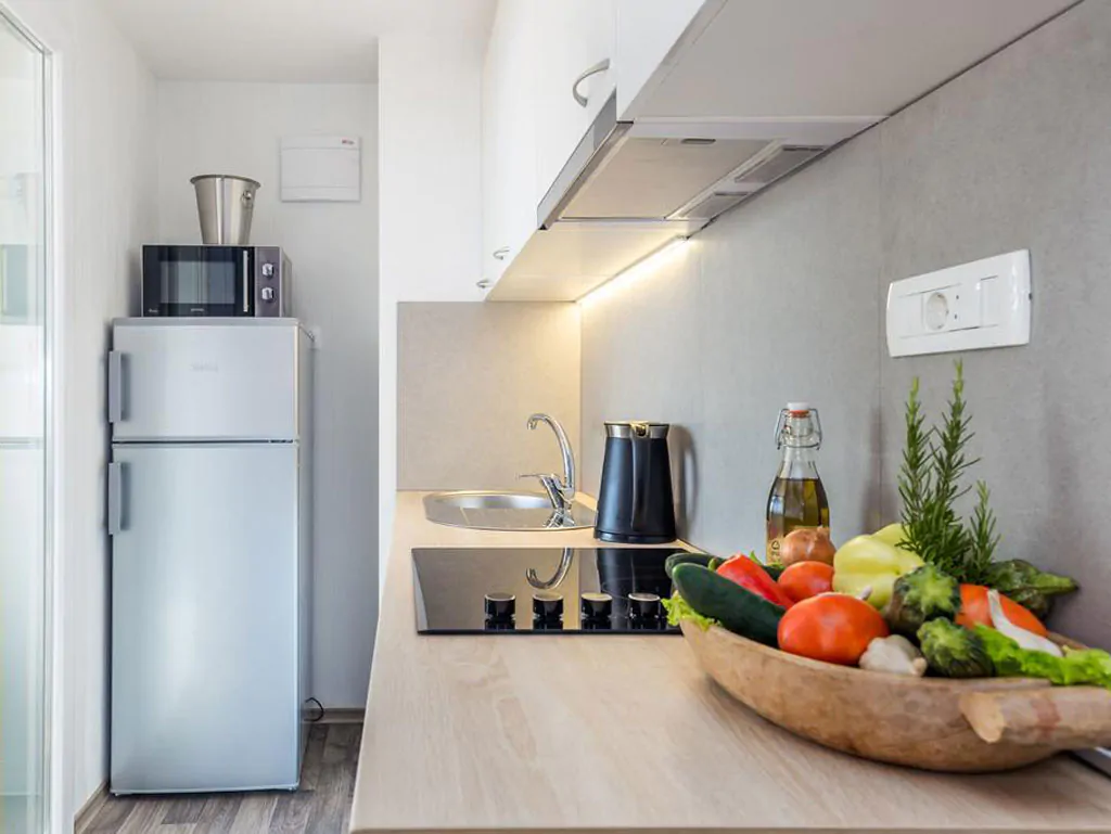 campsite-lavanda-mobile-home-deluxe-sea-with-whirlpool-interior-kitchen-view-2