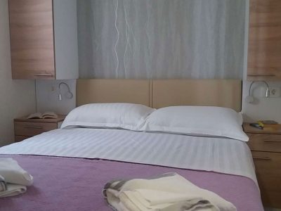 campsite-lavanda-mobile-home-premium-interior-bedroom-double-bed