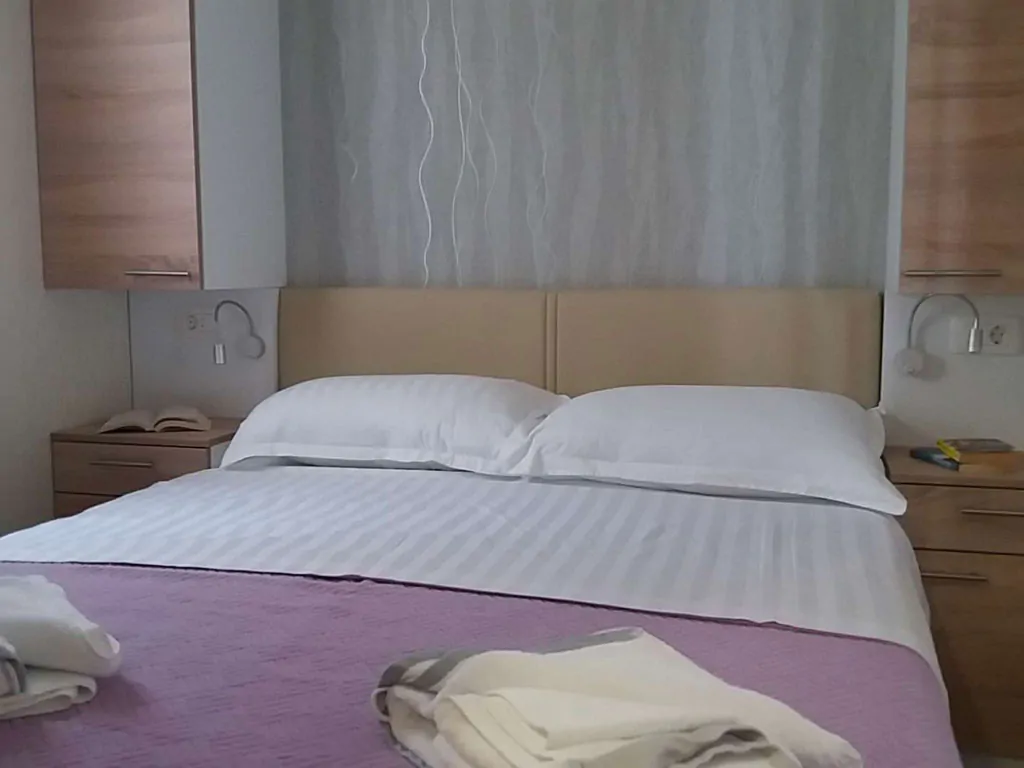 campsite-lavanda-mobile-home-premium-interior-bedroom-double-bed