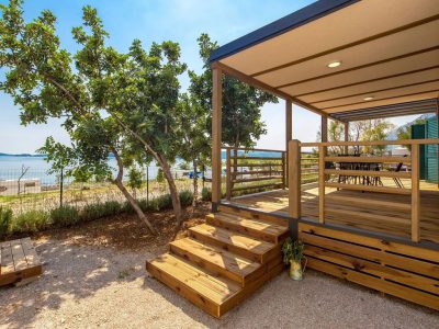 campsite-lavanda-mobile-home-prestige-with-whirlpool-exterior-terrace-view