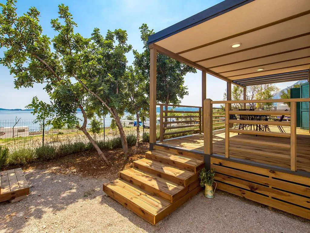 campsite-lavanda-mobile-home-prestige-with-whirlpool-exterior-terrace-view