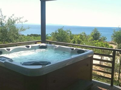 campsite-lavanda-mobile-home-prestige-with-whirlpool-exterior-terrace-with-whirlpool-and-view