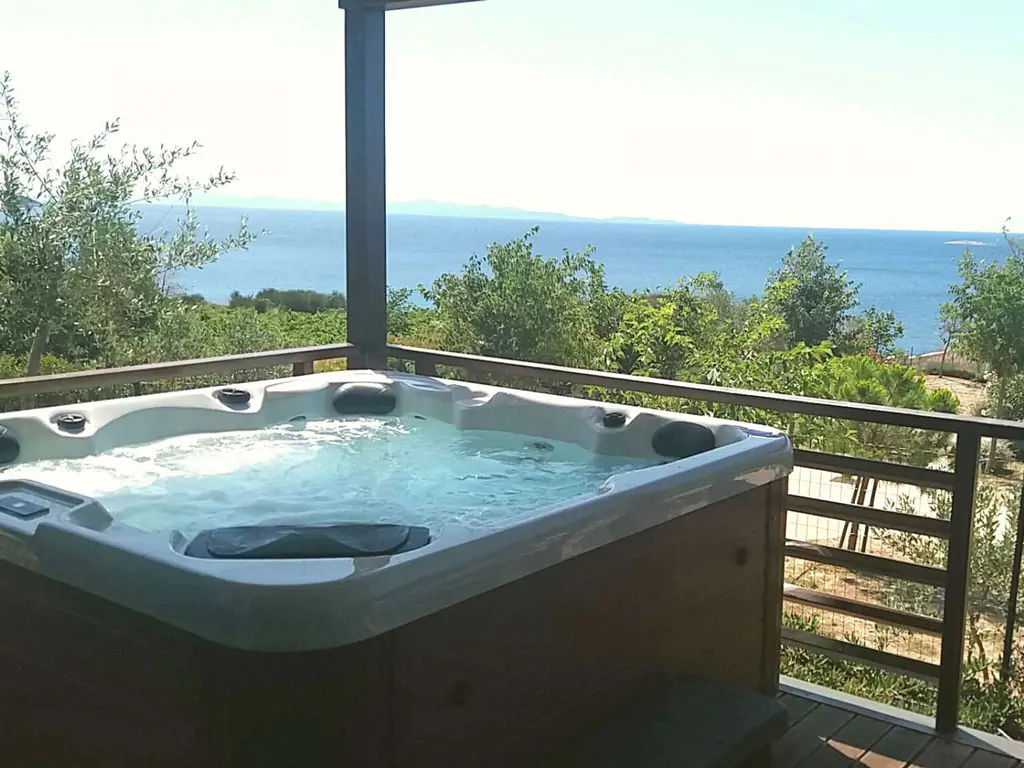 campsite-lavanda-mobile-home-prestige-with-whirlpool-exterior-terrace-with-whirlpool-and-view