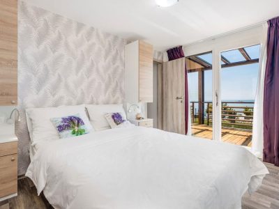 campsite-lavanda-mobile-home-prestige-with-whirlpool-interior-bedroom