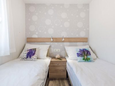 campsite-lavanda-mobile-home-prestige-with-whirlpool-interior-bedroom-single-beds