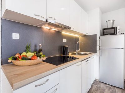 campsite-lavanda-mobile-home-prestige-with-whirlpool-interior-kitchen