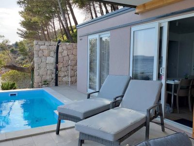 campsite-lavanda-mobile-home-luxury-pool-exterior-pool-view-with-terrace