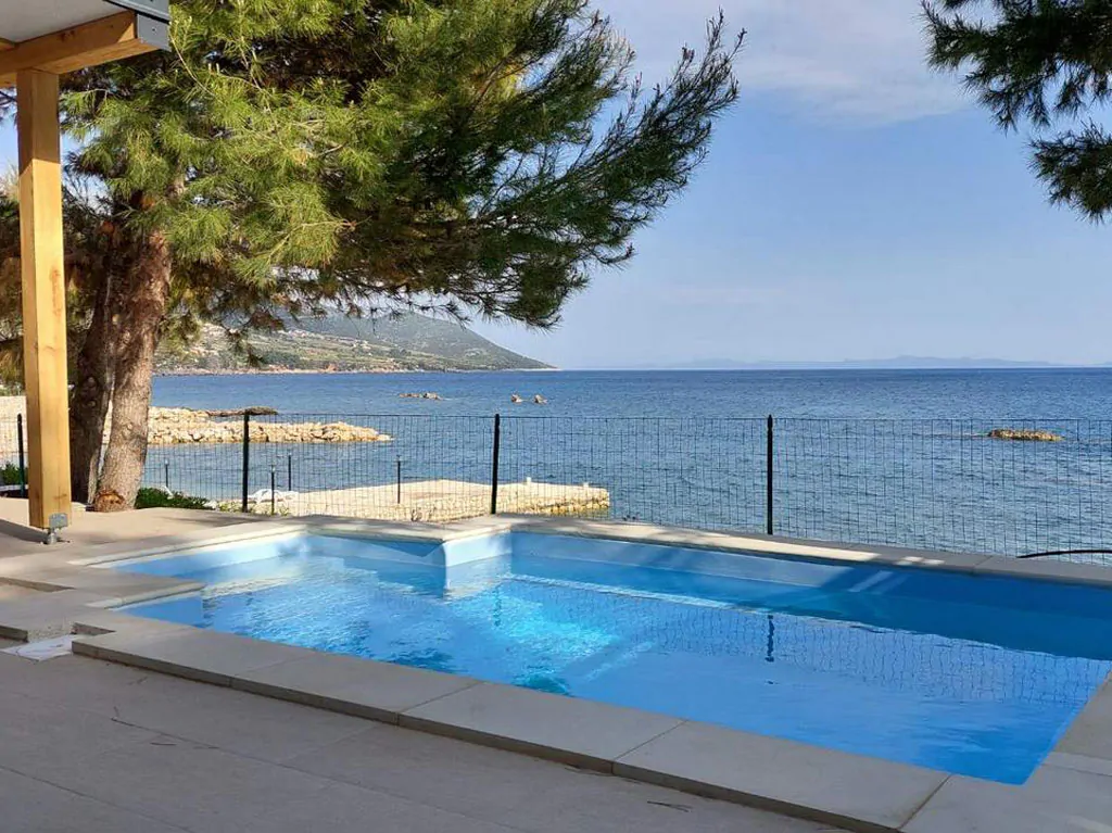 campsite-lavanda-mobile-home-luxury-pool-exterior-pool-view