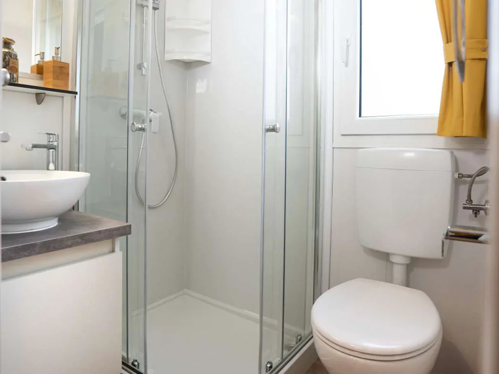 campsite-lavanda-mobile-home-luxury-pool-interior-bathroom