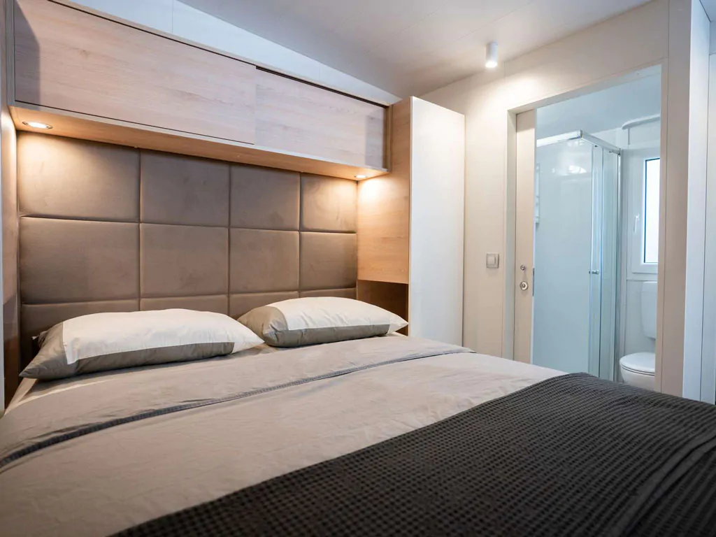 campsite-lavanda-mobile-home-luxury-pool-interior-bedroom-double-bed-bathroom