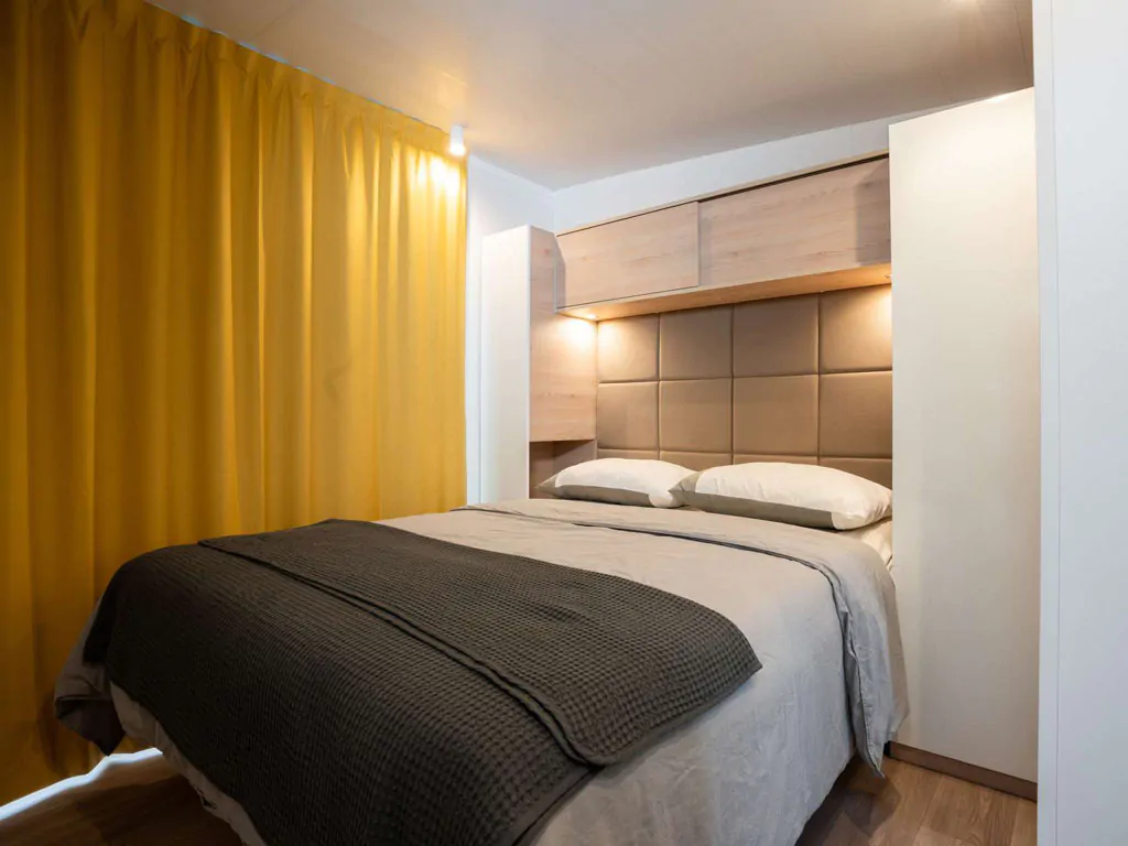 campsite-lavanda-mobile-home-luxury-pool-interior-bedroom-double-bed
