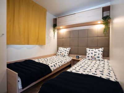 campsite-lavanda-mobile-home-luxury-pool-interior-bedroom-single-beds