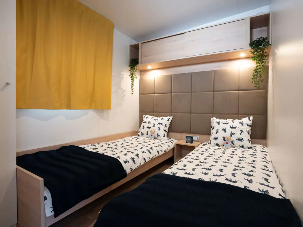 campsite-lavanda-mobile-home-luxury-pool-interior-bedroom-single-beds