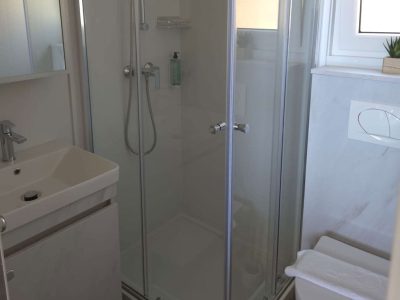campsite-lavanda-mobile-home-sunset-pool-interior-bathroom