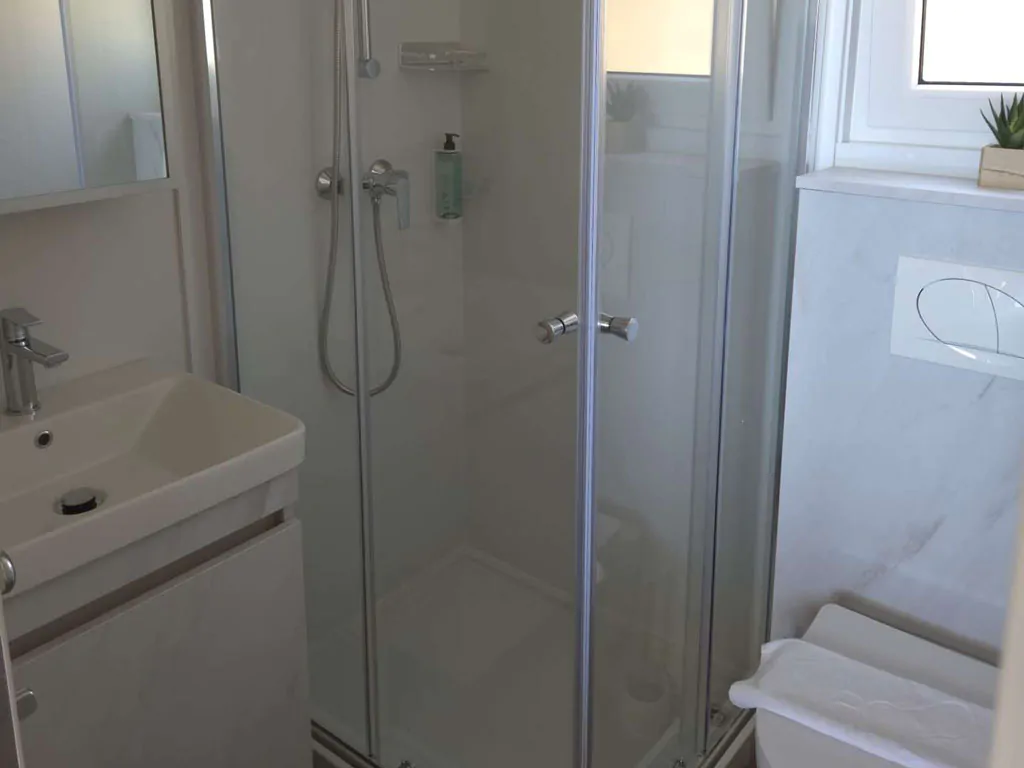 campsite-lavanda-mobile-home-sunset-pool-interior-bathroom