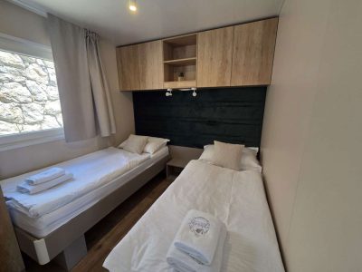 campsite-lavanda-mobile-home-sunset-pool-interior-bedroom-single-beds