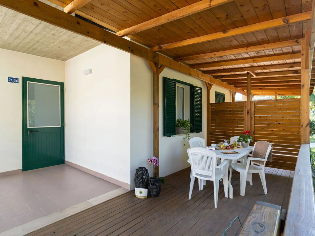 stork-family-collection-bungalow-bilocale-dog-exterior-terrace-view