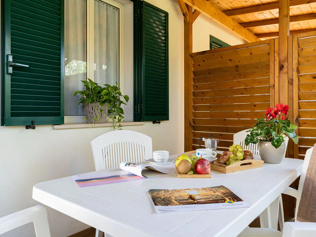 stork-family-collection-bungalow-bilocale-dog-exterior-terrace