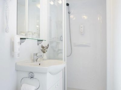 campsite-polari-mobile-home-standard-with-shared-pool-interior-bathroom