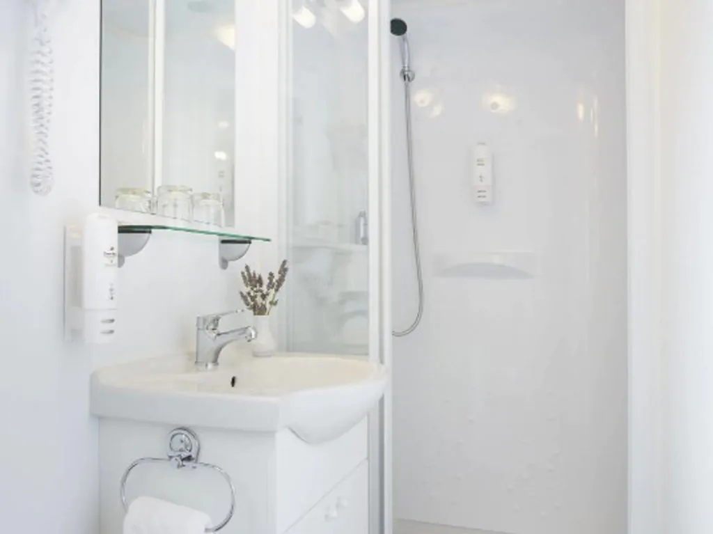 campsite-polari-mobile-home-standard-with-shared-pool-interior-bathroom