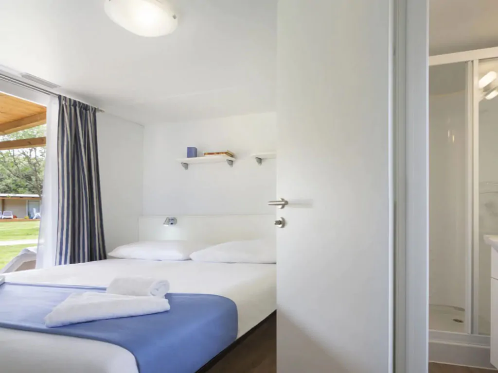campsite-polari-mobile-home-standard-with-shared-pool-interior-bedroom-double-bed