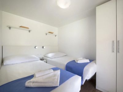 campsite-polari-mobile-home-standard-with-shared-pool-interior-bedroom-single-beds