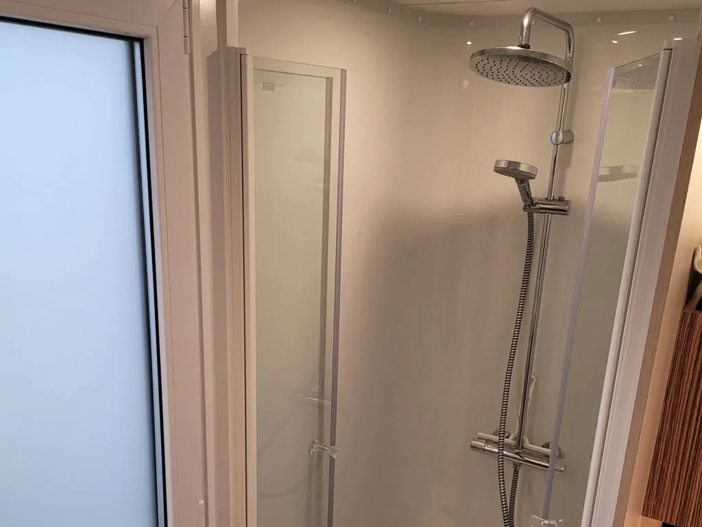 campsite-sun-lodge-katsura-interior-bathroom-shower