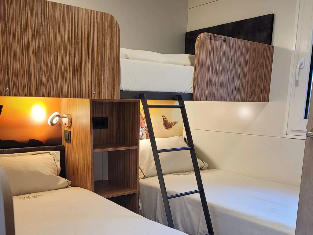 campsite-sun-lodge-katsura-interior-bedroom-single-beds-view