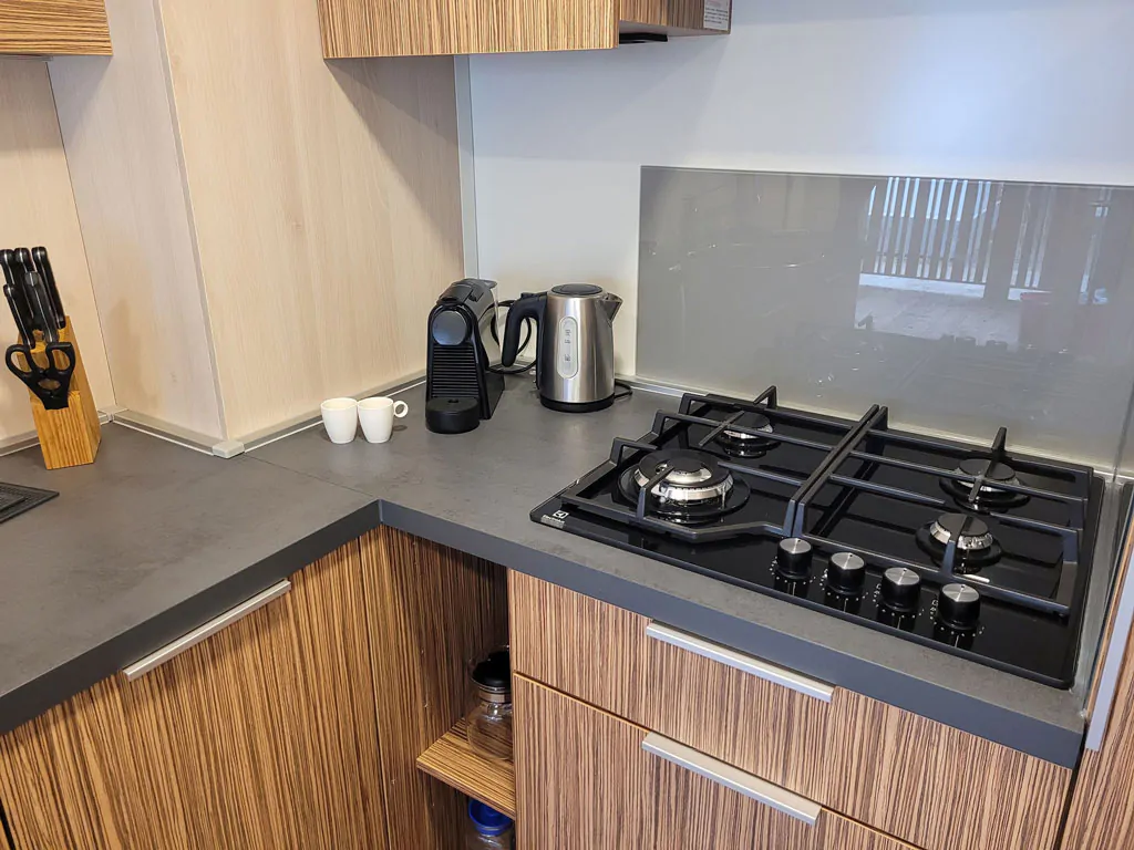 campsite-sun-lodge-katsura-interior-kitchen-stove