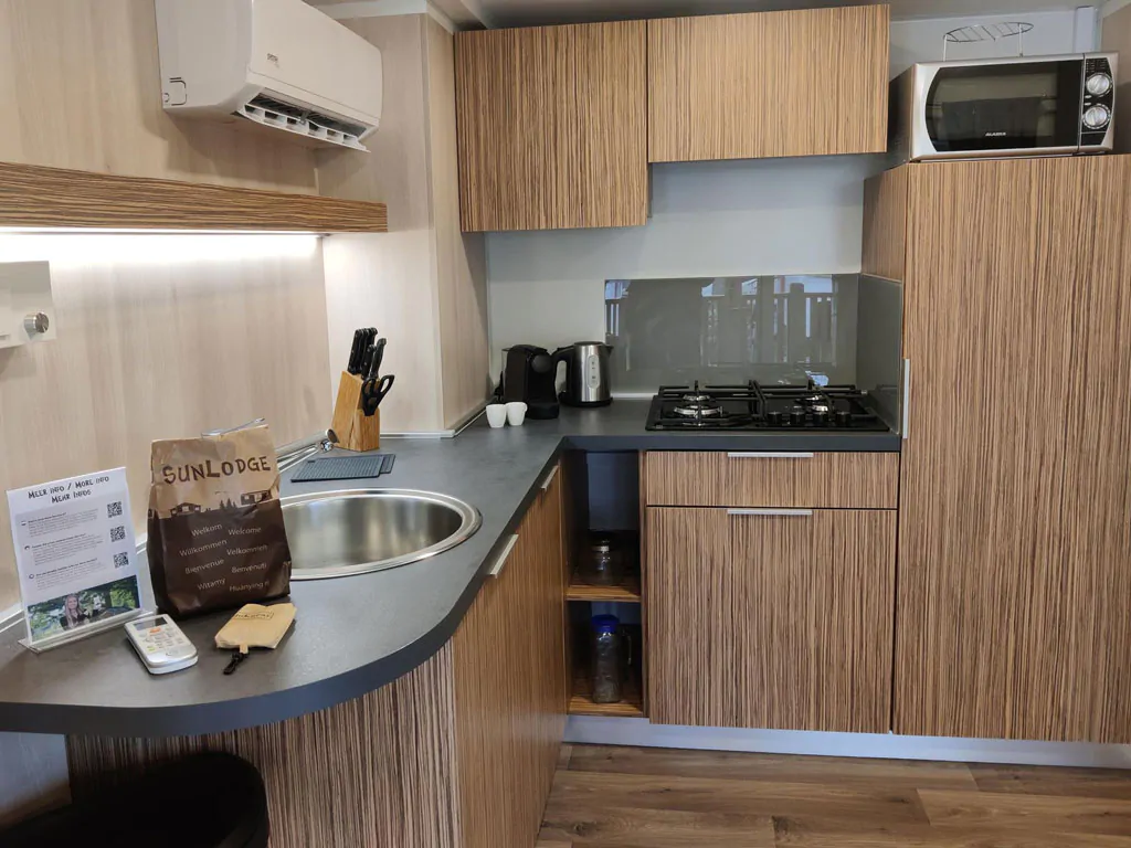 campsite-sun-lodge-katsura-interior-kitchen
