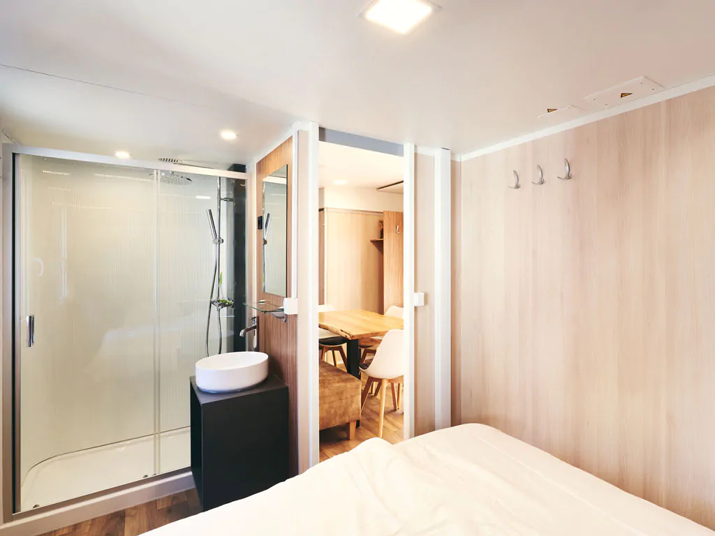 campsite-sun-lodge-sabai-interior-bedroom-and-bathroom