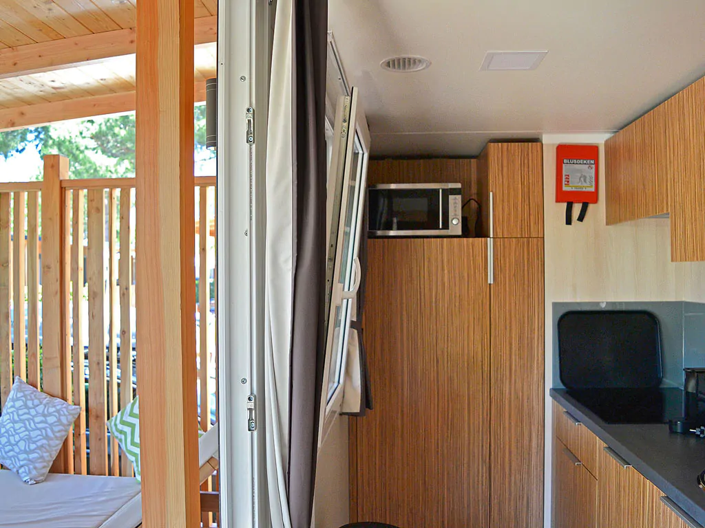 campsite-sun-lodge-sabai-interior-kitchen-and-terrace