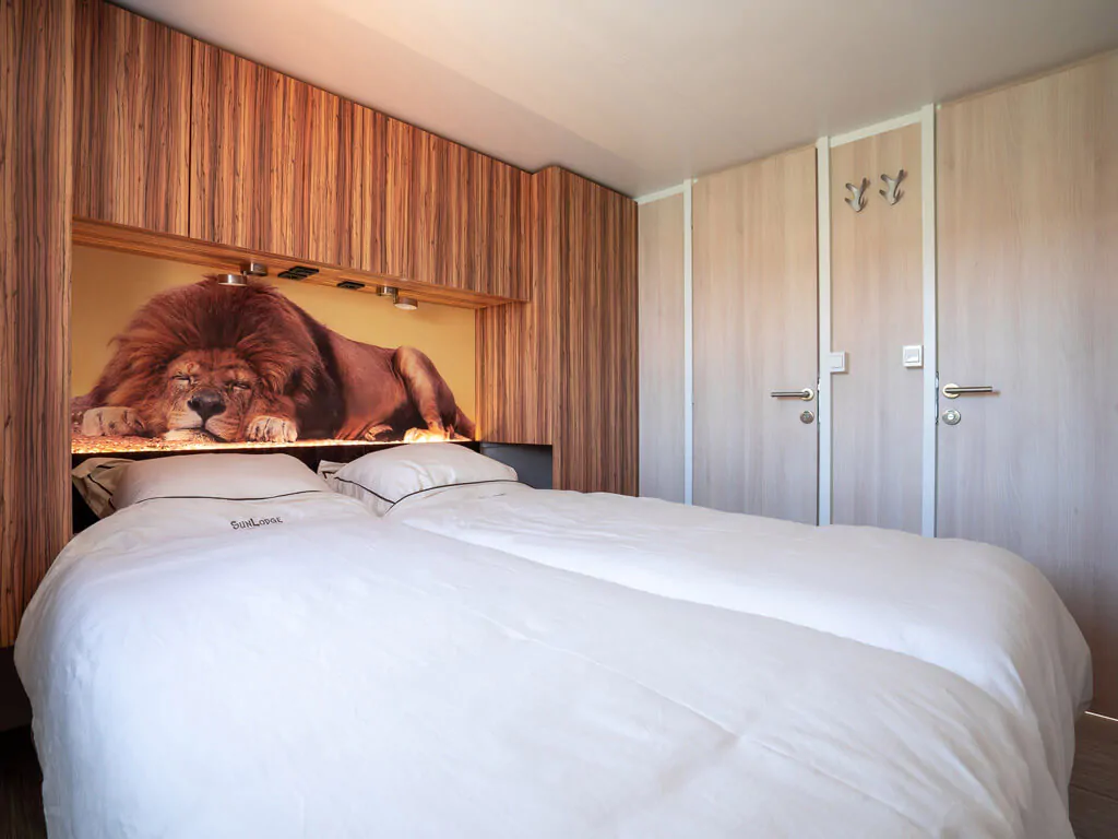 mobile-home-sunlodge-catalpa-interior-bedroom-double-bed-6
