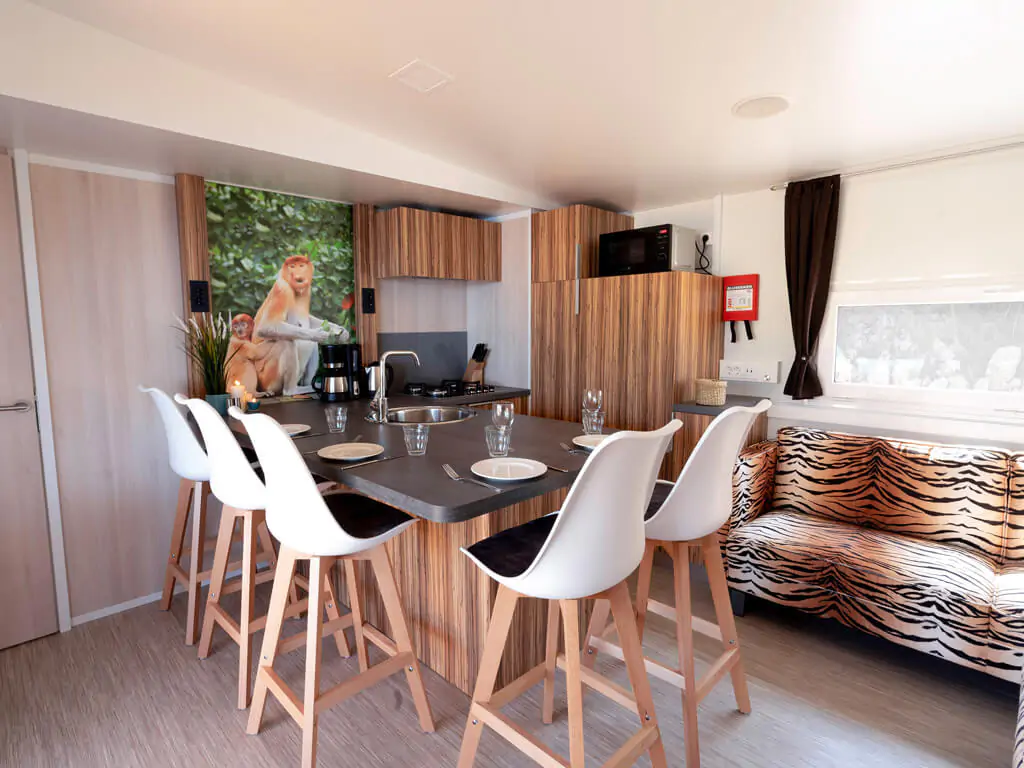 mobile-home-sunlodge-catalpa-interior-kitchen-dining-table-view