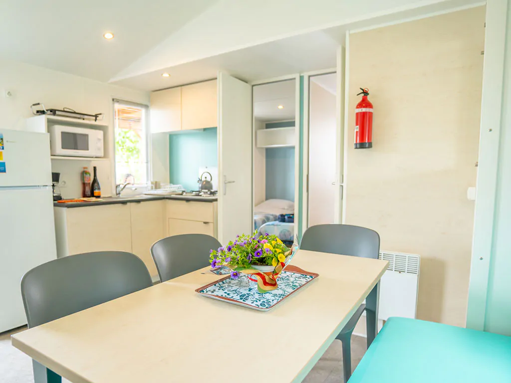 premium-interier-dinning-area-flowers