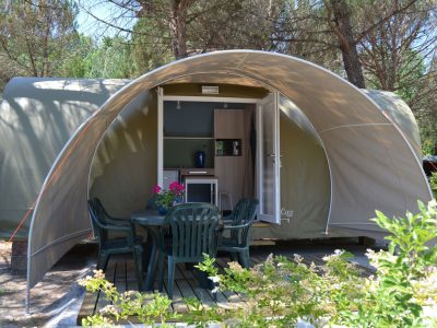 camping-village-punta-navaccia-glamping-tent-coco-tents-exterior-terrace-table