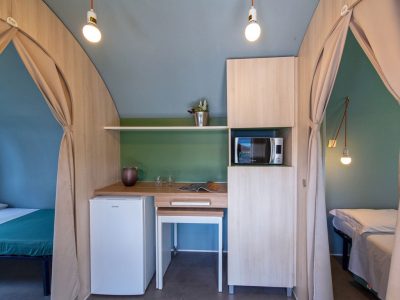 camping-village-punta-navaccia-glamping-tent-coco-tents-interior-kitchen