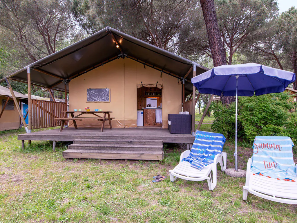 camping-village-punta-navaccia-glamping-tent-safari-lodge-tents-exterior-terrace-view