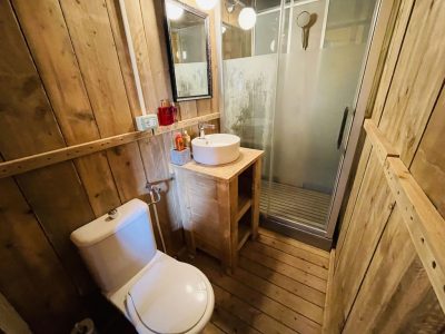 camping-village-punta-navaccia-glamping-tent-safari-lodge-tents-interior-bathroom