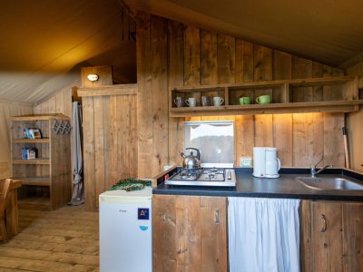 camping-village-punta-navaccia-glamping-tent-safari-lodge-tents-interior-kitchen
