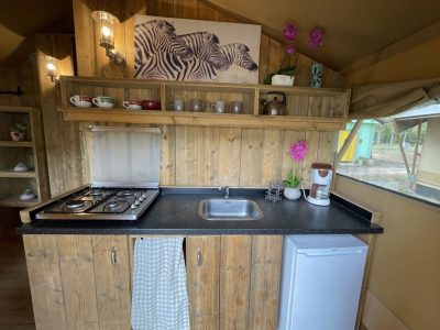 camping-village-punta-navaccia-glamping-tent-safari-lodge-tents-interior-kitchen-vew