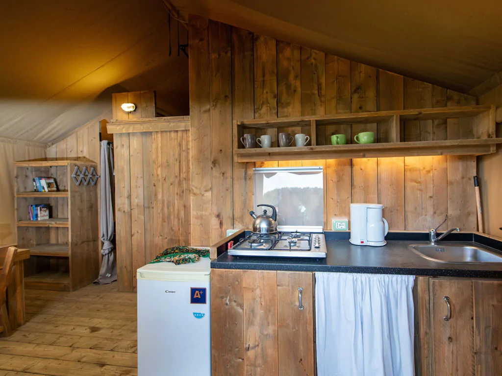 camping-village-punta-navaccia-glamping-tent-safari-lodge-tents-interior-kitchen