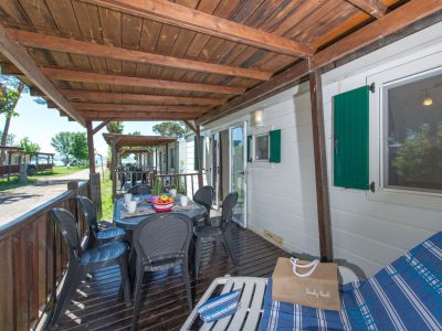 camping-village-punta-navaccia-mobile-home-deluxe-exterior-terrace-view